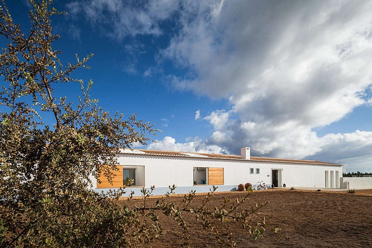 Pé no Monte by [i]da Arquitectos