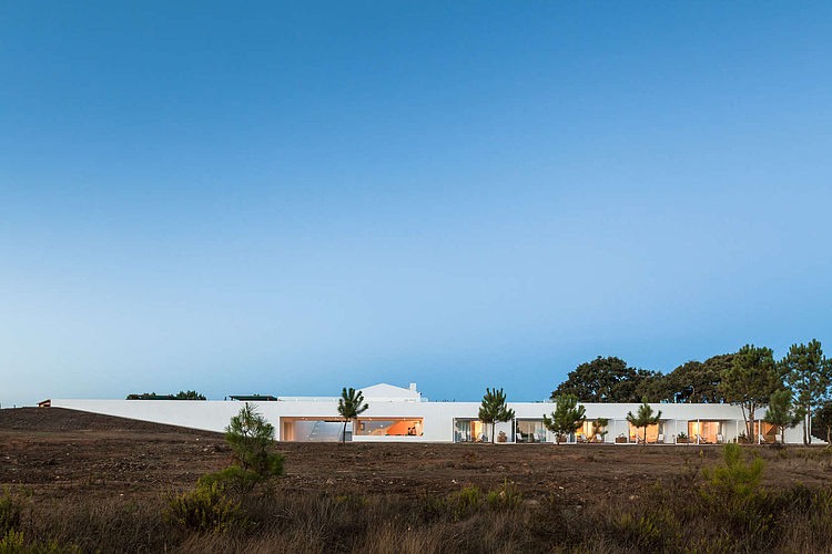 Pé no Monte by [i]da Arquitectos