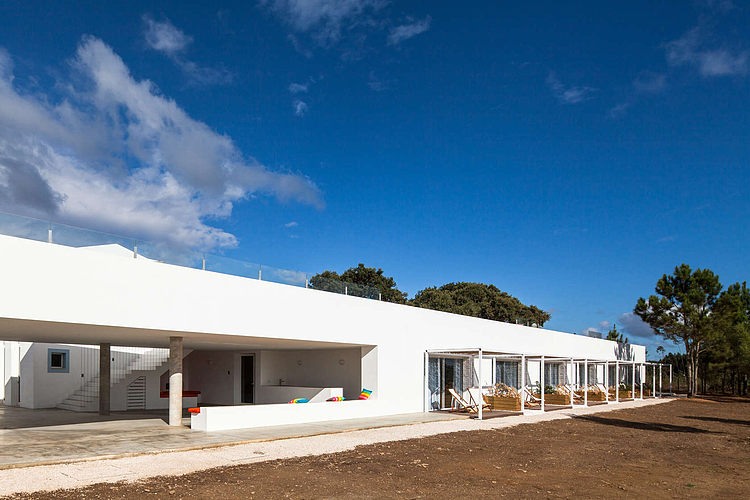 Pé no Monte by [i]da Arquitectos
